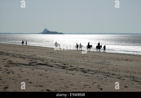 Reitern bei mont St Michel Bay, Normandie, Frankreich Stockfoto