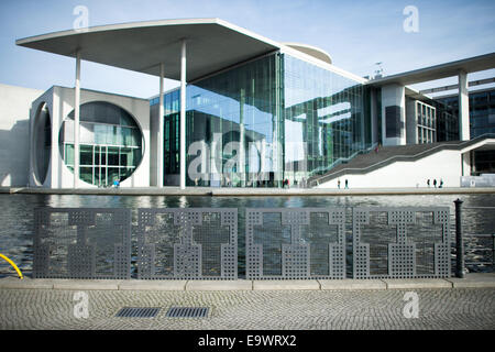 Berlin, Deutschland. 3. November 2014. Leere-Befestigungen für die Festschrift Kreuze für diejenigen, die an die Berliner Mauer Stand an der Spree nahe dem Reichstag in Berlin, Deutschland, 3. November 2014 starb. Eine Gruppe von Flüchtlingen Aktivisten entfernt die sieben weißen Kreuze. Eine Gruppe, bekannt als das "Zentrum für politische Schönheit" in das Gesetz aufgenommen. Die Kreuze wurden von einer privaten Gruppe in Gedenken an die Opfer der deutschen Teilung installiert. Foto: BERND VON JUTRCZENKA/Dpa/Alamy Live-Nachrichten Stockfoto