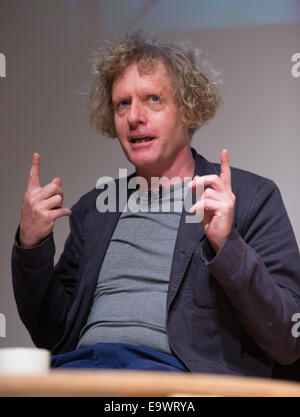 Grayson Perry diskutieren seine Ausstellung in der National Portrait Gallery in Verbindung mit der Channel 4-Serie "Wer bist du?" Stockfoto