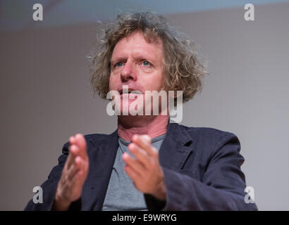 Grayson Perry diskutieren seine Ausstellung in der National Portrait Gallery in Verbindung mit der Channel 4-Serie "Wer bist du?" Stockfoto