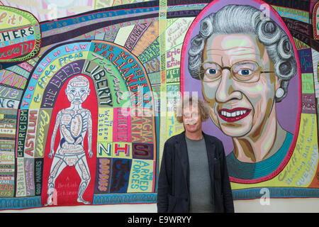 Grayson Perry mit seinen Arbeiten "Schmusedecke" 2014 bei der National Portrait Galerie Teil "der Wer bist du?" Ausstellung Stockfoto