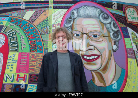 Grayson Perry mit seinen Arbeiten "Schmusedecke" 2014 bei der National Portrait Galerie Teil "der Wer bist du?" Ausstellung Stockfoto