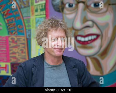 Grayson Perry mit seinen Arbeiten "Schmusedecke" 2014 bei der National Portrait Galerie Teil "der Wer bist du?" Ausstellung Stockfoto