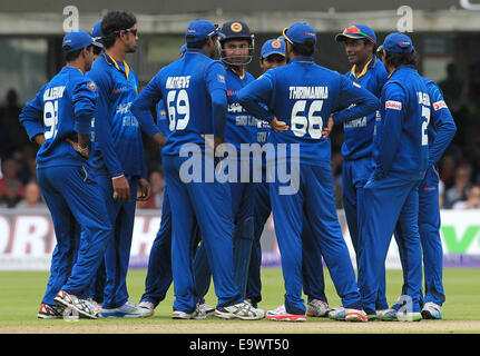 Cricket - feiern Sri Lanka Spieler nehmen eine England-Pforte in einer One Day International Gleiches an des Herrn im Jahr 2014. Stockfoto