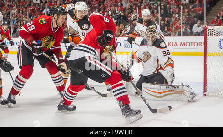 28. Oktober 2014: Chicago, Illinois, USA - Blackhawk #19 Jonathan Toews versucht einen Schuss auf Enten Torhüter #36 John Gibson während der National Hockey League-Spiel zwischen den Chicago Blackhawks und die Anaheim Ducks im United Center in Chicago, IL. Stockfoto
