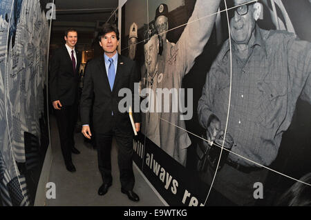 Pilsen, Tschechische Republik. 3. November 2014. US-Botschafter in der Tschechischen Republik Andrew Schapiro sieht in Pilsen Patton Memorial Museums in Pilsen, Tschechische Republik, 3. November 2014. © Pavel Nemecek/CTK Foto/Alamy Live-Nachrichten Stockfoto