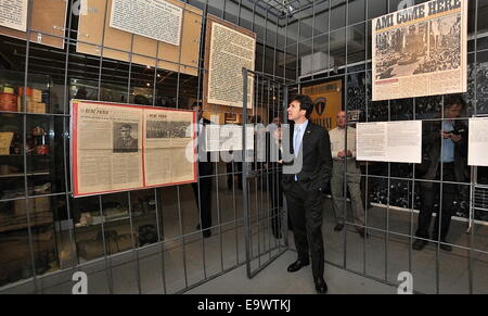 Pilsen, Tschechische Republik. 3. November 2014. US-Botschafter in der Tschechischen Republik Andrew Schapiro sieht in Pilsen Patton Memorial Museums in Pilsen, Tschechische Republik, 3. November 2014. © Pavel Nemecek/CTK Foto/Alamy Live-Nachrichten Stockfoto