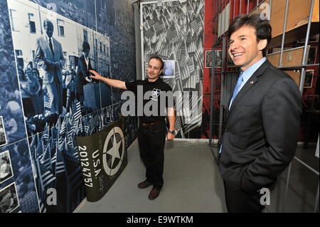 Pilsen, Tschechische Republik. 3. November 2014. US-Botschafter in der Tschechischen Republik Andrew Schapiro sieht in Pilsen Patton Memorial Museums in Pilsen, Tschechische Republik, 3. November 2014. © Pavel Nemecek/CTK Foto/Alamy Live-Nachrichten Stockfoto