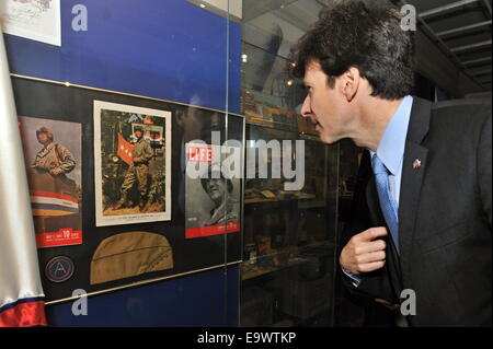 Pilsen, Tschechische Republik. 3. November 2014. US-Botschafter in der Tschechischen Republik Andrew Schapiro sieht in Pilsen Patton Memorial Museums in Pilsen, Tschechische Republik, 3. November 2014. © Pavel Nemecek/CTK Foto/Alamy Live-Nachrichten Stockfoto