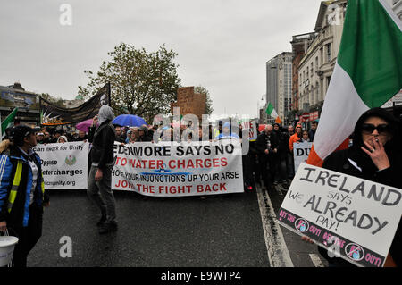 Protest gegen die Wassergebühren in Irland. Sie marschierten rund um den Liffey und Tausende mehr protestierten in ganz Irland. Stockfoto