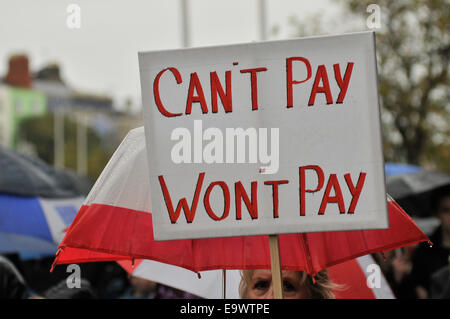 Hinweisschild "Pay bezahlen kann" zu protestieren. Stockfoto