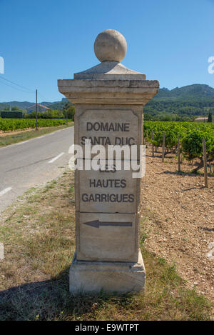 Domaine Santa Duc Weinberg Schild am Gigondas in der Vaucluse, einem provenzalischen Weingut seit der Gallo-römischen Zeit. Stockfoto