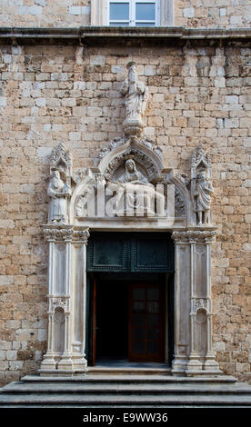 Reich verzierte steinerne Skulpturen und Schnitzereien zieren den Eingang zum Franziskaner-Kloster und Museum, Dubrovnik, Kroatien. Stockfoto