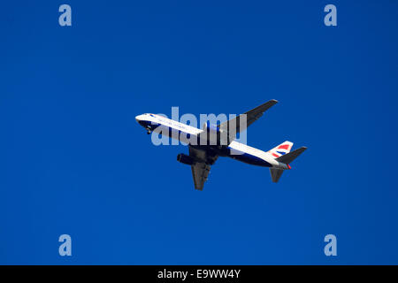 British Airways Boeing 767-336(ER) von unten gegen blauen Himmel mit Fahrwerk nach unten Stockfoto