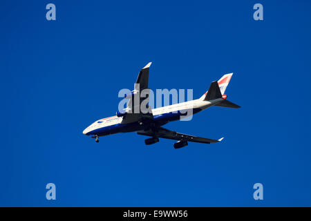 British Airways Boeing 747-436 vom unter gegen blauen Himmel mit Fahrwerk nach unten Stockfoto