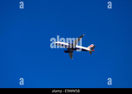 British Airways Airbus A320-232 von unter gegen blauen Himmel mit Fahrwerk nach unten Stockfoto