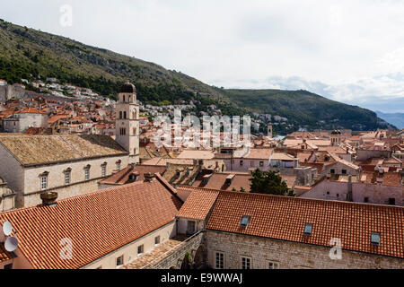 Blick nach Osten von Dubrovnik Stadtmauer hinunter die Stradun (Placa). Der Glockenturm der Franziskaner Kloster dominiert die Skyline Stockfoto