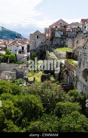 Einer der wenigen verbleibenden Standorte in Dubrovnik Altstadt zeigen ausgebombt Überreste von Bauten aus der 1991 / 92 Belagerung von Dubrovnik Stockfoto
