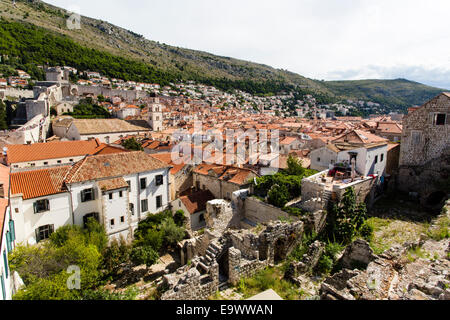 Einer der wenigen verbleibenden Standorte in Dubrovnik Altstadt zeigen ausgebombt Überreste von Bauten aus der 1991 / 92 Belagerung von Dubrovnik Stockfoto