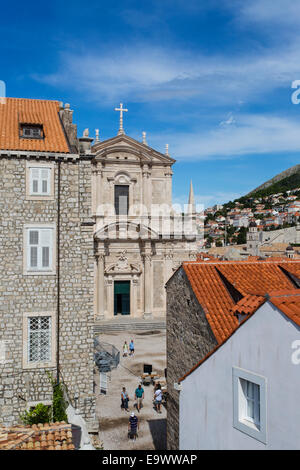 Vorderansicht Kathedrale Mariä Himmelfahrt der Jungfrau Maria, wie gesehen von der Stadtmauer, Altstadt von Dubrovnik, Kroatien. Stockfoto