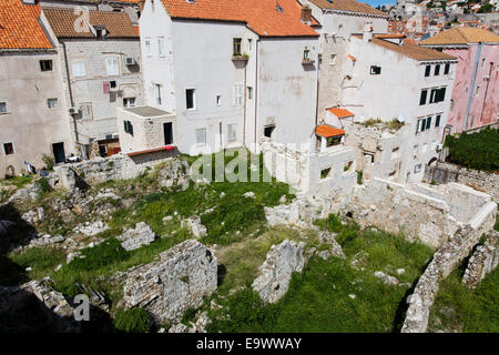 Einer der wenigen verbleibenden Standorte in Dubrovnik Altstadt zeigen ausgebombt Überreste von Bauten aus der 1991 / 92 Belagerung von Dubrovnik Stockfoto