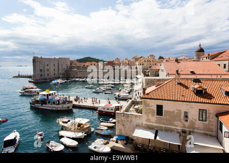 Südansicht auf alte Hafen und Adria von der Stadtmauer von Dubrovnik. Stockfoto