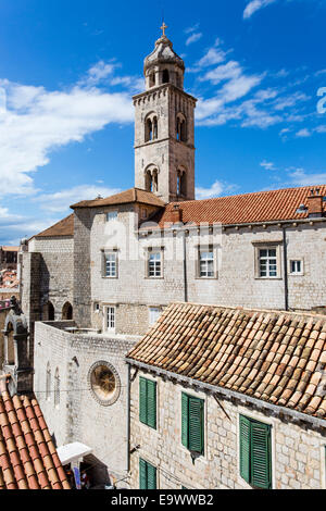 Südansicht über Dubrovnik in Richtung der Glockenturm des Dominikanerklosters und des Museums und über den Hafen. Stockfoto
