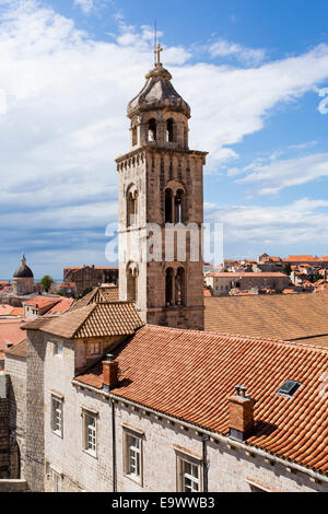 Südansicht über Dubrovnik in Richtung der Glockenturm des Dominikanerklosters und des Museums und über den Hafen. Stockfoto