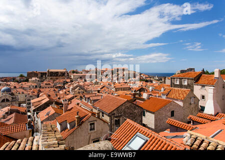 Dachterrasse mit Blick über die Altstadt von Dubrovnik, Kroatien Stockfoto