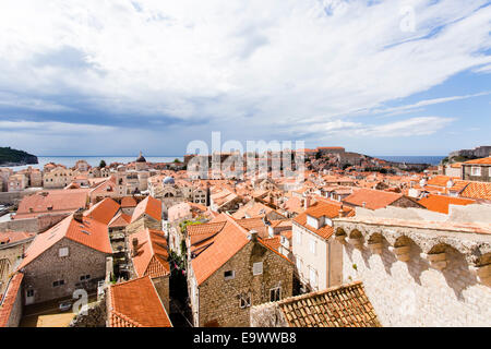 Dachterrasse mit Blick über die Altstadt von Dubrovnik, Kroatien Stockfoto