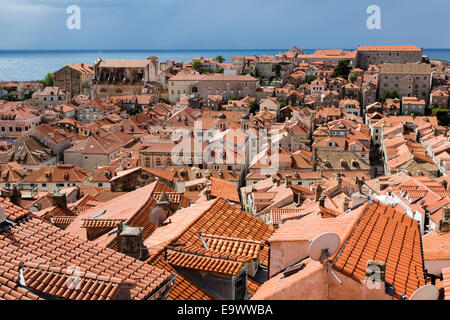 Dachterrasse mit Blick über die Altstadt von Dubrovnik, Kroatien Stockfoto