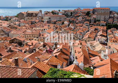 Dachterrasse mit Blick über die Altstadt von Dubrovnik, Kroatien Stockfoto