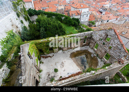 Einer der wenigen verbleibenden Standorte in Dubrovnik Altstadt zeigen ausgebombt Überreste von Bauten aus der 1991 / 92 Belagerung von Dubrovnik Stockfoto