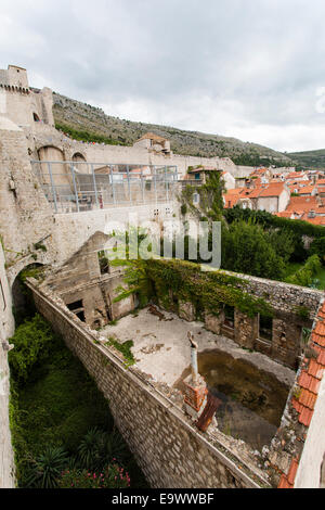 Einer der wenigen verbleibenden Standorte in Dubrovnik Altstadt zeigen ausgebombt Überreste von Bauten aus der 1991 / 92 Belagerung von Dubrovnik Stockfoto