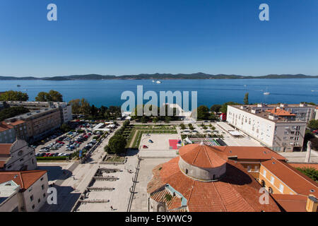 Blick von oben auf den Glockenturm der Kathedrale der hl. Anastasia über Altstadt Zadar und auf die jazine Hafen, Kroatien. Stockfoto