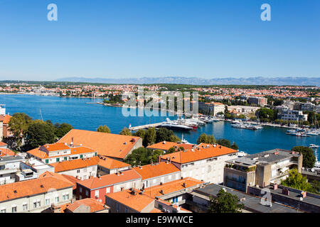 Blick von oben auf den Glockenturm der Kathedrale der hl. Anastasia über Altstadt Zadar und auf die jazine Hafen, Kroatien. Stockfoto