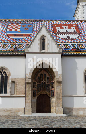 Haupteingang und ziegeldach der St. Mark's Church, Zagreb, Kroatien Stockfoto