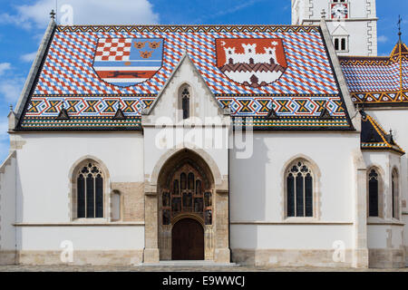 Haupteingang und ziegeldach der St. Mark's Church, Zagreb, Kroatien Stockfoto