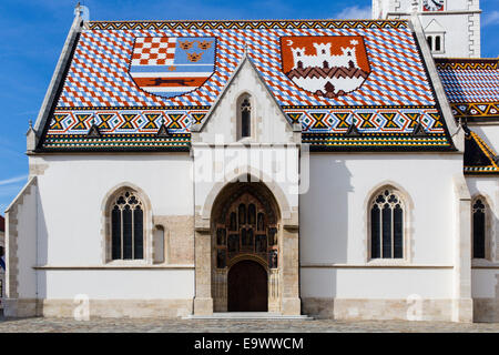 Haupteingang und ziegeldach der St. Mark's Church, Zagreb, Kroatien Stockfoto