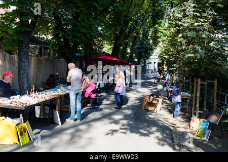 Lokale Künstler verkaufen ihre Arbeiten bei Strossmartre Markt auf Strossmayerovo Setaliste, Zagreb, Kroatien. Stockfoto