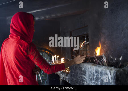 Dhaka, Bangladesch. 3. November 2014. Die schiitische Gemeinschaft feiert Ashura während sie ihre Truhen in Trauer um den Klang schlagen der Trommeln und singen "Ya Hussain". Ashura ist Husaini Dalan vorbereitet. Es ist mit großer Inbrunst gefeiert, von den Muslimen vor allem die schiitische Gemeinschaft. Tazias, glitzernde Repliken der Märtyrer Grab, werden in einer Prozession durch die Straßen getragen. Die Tazias von Lucknow und Hyderabad sind für ihre Pracht festgestellt. In Orten wie Lucknow, Delhi, Agra und Jaipur, Dhaka, sind großen Stil Prozessionen statt. Menschen schlagen ihre Brust in Trauer in Höhe von beati Stockfoto