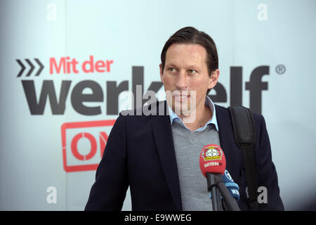 Köln, Deutschland. 3. November 2014. Leverkusens Trainer Roger Schmidt gibt ein Interview auf dem Flughafen in Köln, Deutschland, 3. November 2014. Leverkusen spielt Zenit St. Petersburg 4. November 2014. Foto: FEDERICO GAMBARINI/Dpa/Alamy Live News Stockfoto