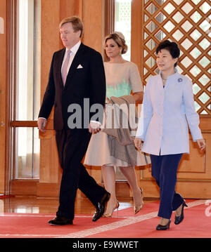 Seoul, Südkorea. 3. November 2014. Südkoreas President Park Gyeun-hye (R) trifft sich mit dem Besuch der König Willem-Alexander (L) der Niederlande in Seoul, die Hauptstadt von Südkorea, 3. November 2014. Der niederländische König und Königin Maxima wurden auf einem Staatsbesuch in Südkorea. Bildnachweis: Newsis/Xinhua/Alamy Live-Nachrichten Stockfoto