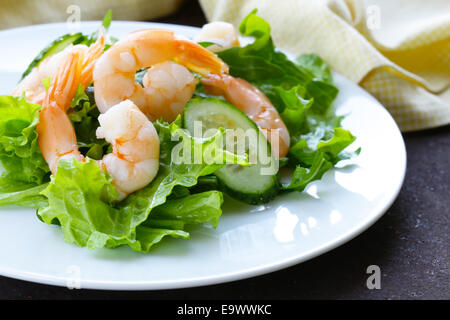 grüner Salat mit frischen Gurken und Krabben Stockfoto