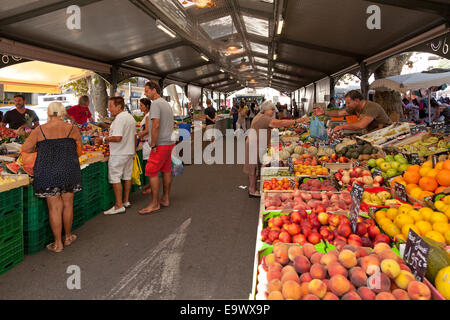 Obst zum Verkauf, Marché Gambetta, Cannes, ´ Cote Azur, Frankreich Stockfoto