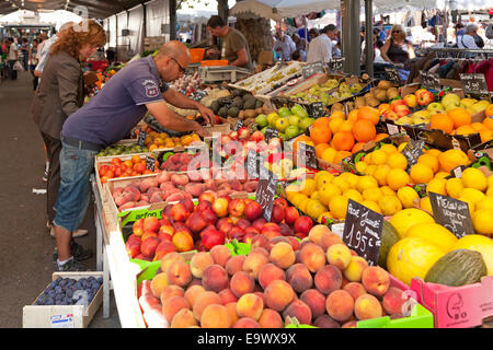 Obst zum Verkauf, Marché Gambetta, Cannes, ´ Cote Azur, Frankreich Stockfoto