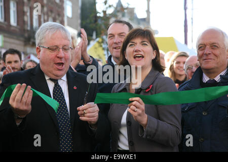 Patrick Mcloughlin mp und nicky Morgan mp schneiden das Band um die Fußgängerzonen-Regelung in Loughborough öffnen Stockfoto