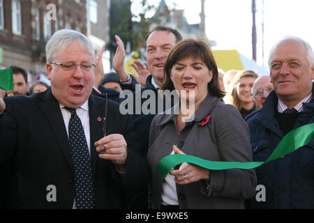 MP Patrick Mcloughlin und nicky Morgan mp schneiden das Band um die Fußgängerzonen-Regelung in Loughborough öffnen Stockfoto