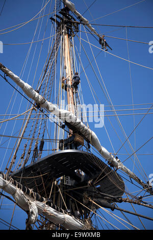 Matrosen der Fregatte "Hermione" klettern hinauf die Takelage (Rochefort-Frankreich). Matelots de l'Hermione Grimpant Dans le Gréement. Stockfoto