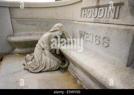 Die letzte Ruhe vor Ort von der berühmten Entfesselungskünstler und Magier Harry Houdini ist in Machpela Cemetery in Queens in New York gesehen. Stockfoto